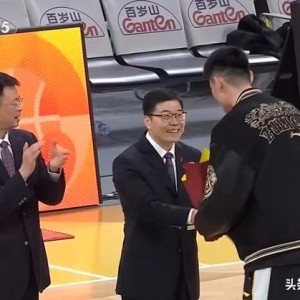 爱游戏体育官网-胡金秋：季后赛目标是卫冕总冠军 期待CBA赛场实现父子同台